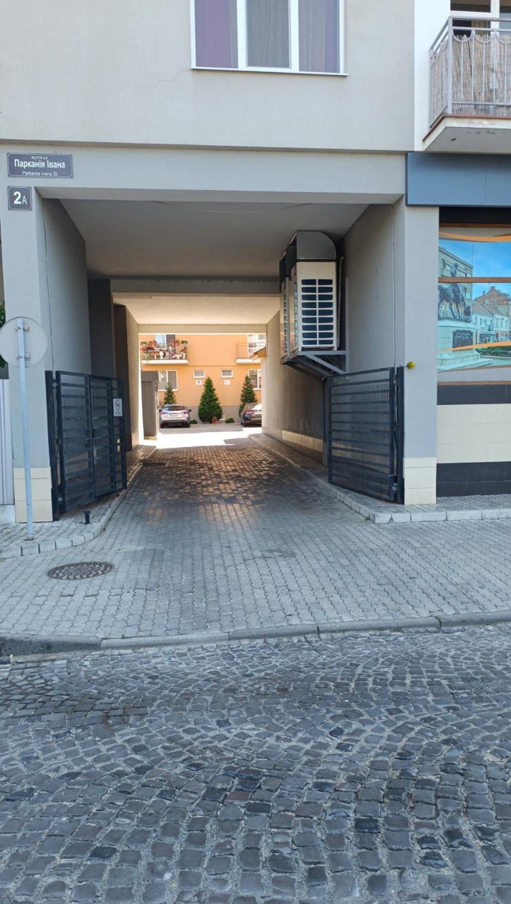 Apartments Domovik Parkaniya, 2A Munkács Kültér fotó